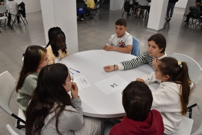 Grups de treball a la trobada conjunta entre les cooperatives escolars del projecte CuEmE d'aquest curs.