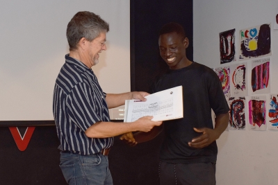 L'alcalde, José A. Montero, entregant un dels certificats.