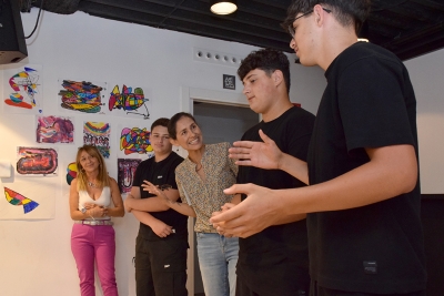 Un grup de joves explicant la seva experiència durant la formació.