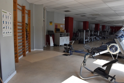 Reparació del paviment de la zona d'estiraments de la sala de fitness.