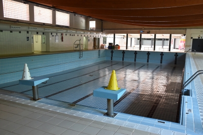 Neteja d'una de les piscines cobertes.
