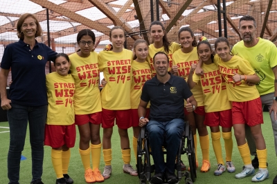 Les noies del Riu Mogent amb l'entrenador de l'equip, Jorge Riera; la presidenta de la fundació, Susila Cruyff; i el tennista José Coronado. (imatge: Fundació Cruyff)