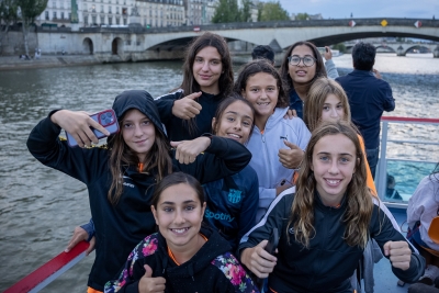 Les noies de l'equip Riu Mogent en una sortida pel riu Sena de París. (imatge: Fundació Cruyff)