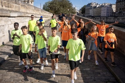 Les noies de l'equip Riu Mogent en una sortida pel riu Sena de París. (imatge: Fundació Cruyff)