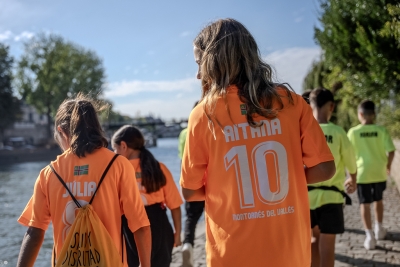 Les noies de l'equip Riu Mogent en una sortida pel riu Sena de París. (imatge: Fundació Cruyff)