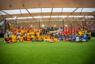 Foto de família de tots els equips participants en la final del torneig "Salid y disfrutad". (imatge: Fundació Cruyff)	
