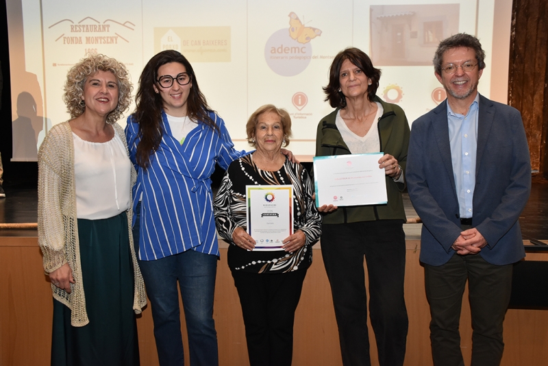 D'esquerra a dreta: la regidora de Cultura i Festes, Mercè Jiménez; Maria Reig i Rosario Arjona, de Can Sala; la directora de la Biblioteca, Glòria Catafal; i l'alcalde, José A. Montero.