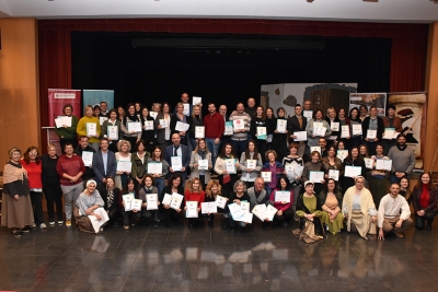Foto de família amb les persones assistents a l'acte.