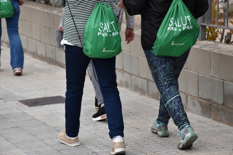 Participants en una caminada del programa "Salut, pas a pas".