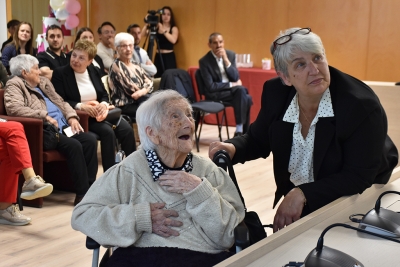 Isabel Fernández i una de les seves filles, al davant de la projecció.