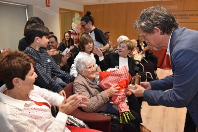Lliurament dels obsequis a Manuela Torres.