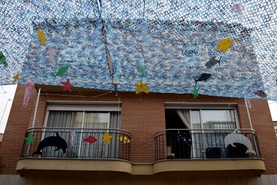 El veïnat ha decorat finestres, balcons i façanes.