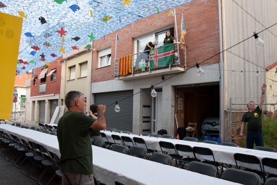 Veïns i veïnes guarnint el carrer.