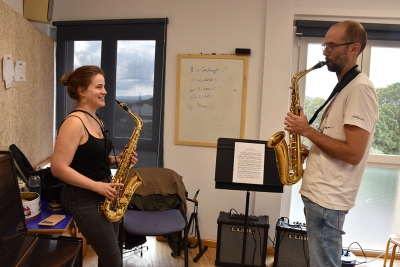 Classe de saxofon per a persones adultes.