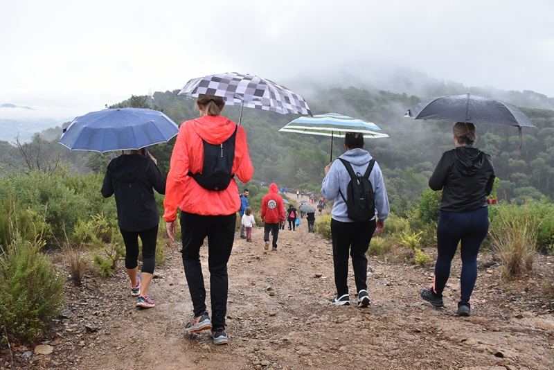 Paraigües i impermeables, protagonistes a la 33a Marxa Popular.