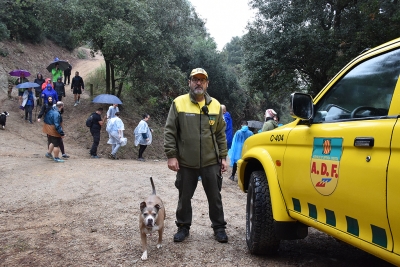 Un voluntari de l'ADF La Conreria al punt del l'itinerari que separa el recorregut curt del llarg.
