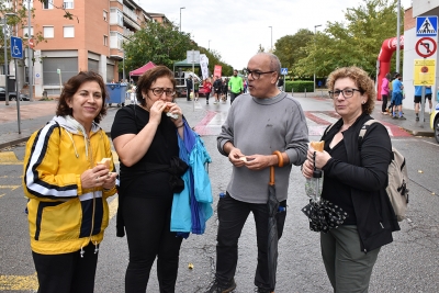 Participants esmorzen l'entrepà un cop acabat el recorregut.