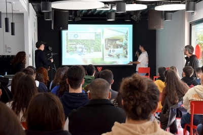 Un moment de les presentacions de les propostes a l'assemblea Kosmos de 18 a 30 anys.