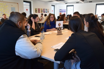 Els joves es van dividir en diferents taules per decidir a quines propostes votar col·lectivament.