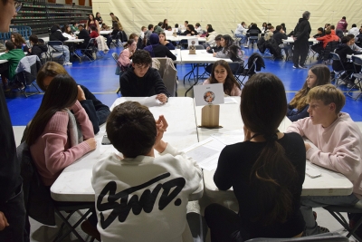 El jovent de 12 a 17 anys debatint per grups quines són les millors propostes.