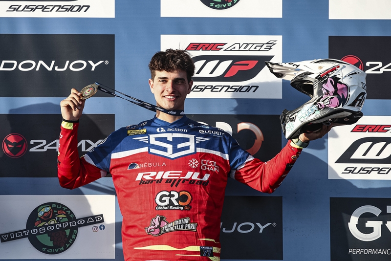 Yago Domínguez al podi com a campió d'Espanya d'enduro.
