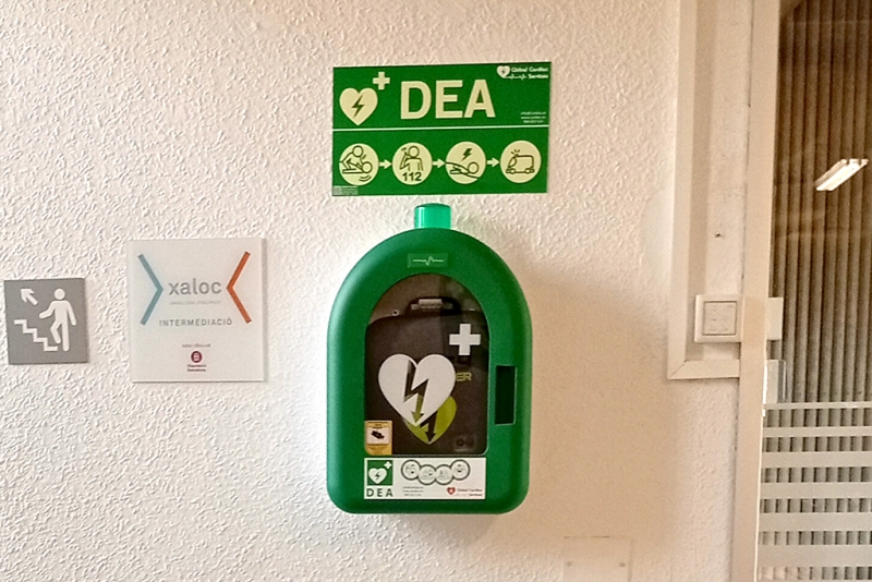 Un dels nous desfibril·ladors, ubicat a l'edifici d'Acció Social del carrer de Sant Isidre.