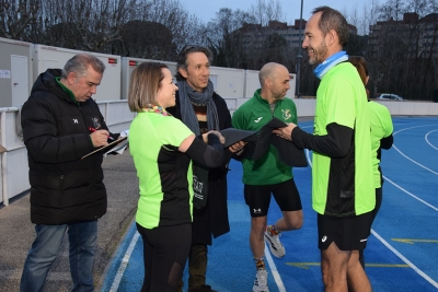 Entrega de tovalloles personalitzades a les persones participants.