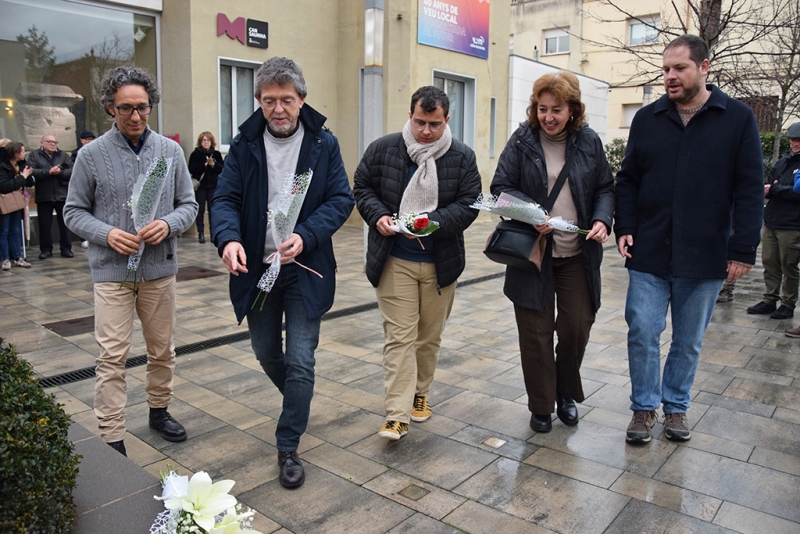 Representants dels grups municipals fent l'ofrena floral a les plaques Stolpersteine.