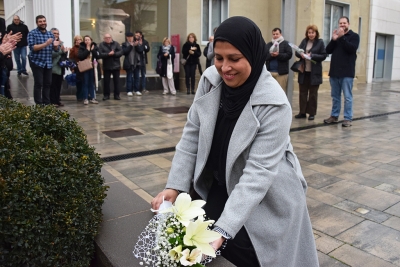 Ofrena floral de l'associació local La Luz del Futuro.