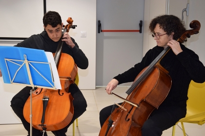 Actuació de violoncel a càrrec de Biel Godoy i Sara Guri, alumne i professora de l'Escola Municipal de Música.