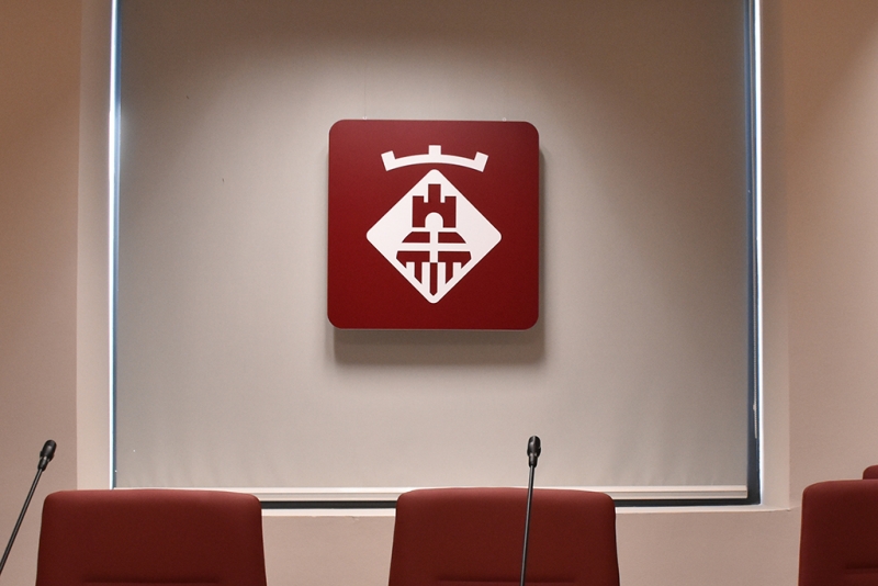 L'escut institucional a la Sala d'Actes de l'Ajuntament.