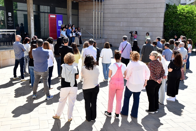 Minut de silenci al davant de l'Ajuntament.