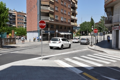 Nou pas de vianants al final del carrer del Riu Mogent, tocant amb l'avinguda de l'Onze de Setembre.
