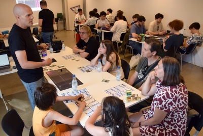Principiants i experts del joc Magic van compartir sala al Centre Juvenil Sputnik.