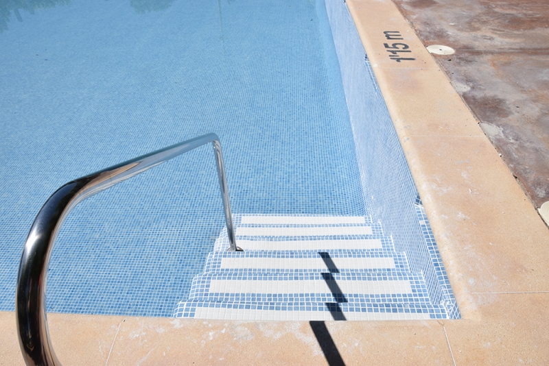Nova escala d'obra a la piscina gran.