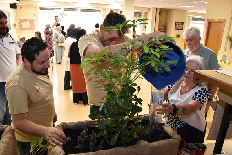 Manteniment de les plantes ubicades al casal.