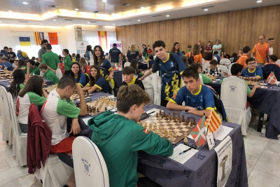 Primera ronda del Campionat d’Espanya de Seleccions, amb Alex Villa a la dreta. (Imatge: Federació Catalana d'Escacs)