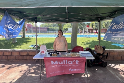 Parada amb informació i productes de la campanya "Mulla't per l'esclerosi múltiple".