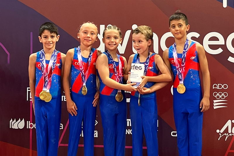 L'equip del Club Gimnàstic Mataró amb el premi al millor equip de la categoria Base 1. (Imatge: Club Gimnàstic Mataró)