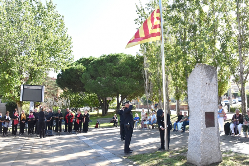 Hissada de la bandera durant l'acte de commemoració de la Diada del 2025.