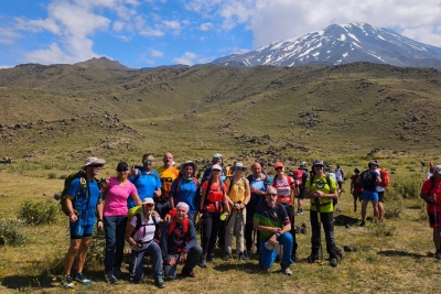 El grup d'excursionistes amb l'Ararat de fons. (Imatge: AE Lleure Montornès)