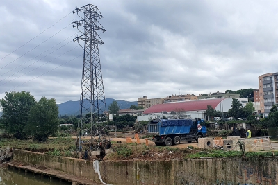 Torre de mitjana tensió, al camí fluvial
