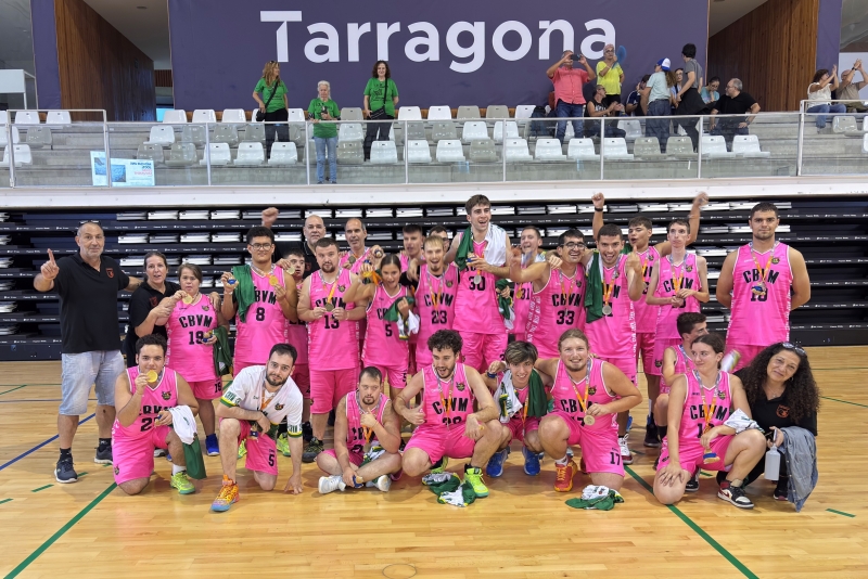 Foto de família dels Specials amb les medalles guanyades als jocs Special Olympics Tarragona 2026. (Imatge: Celia Balboa)