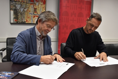 L'alcalde, José A. Montero, i el president de l'associació Més que ciència, Dani Amatller, signant el conveni de cessió d'ús del documental sobre el castell.