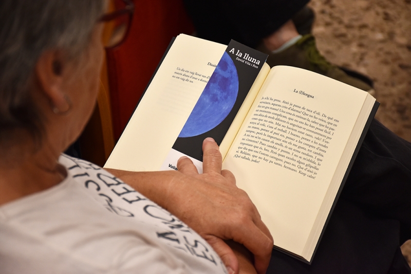 Una dona llegint a la celebració del Dia Mundial de les Biblioteques 2025 a Montornès.