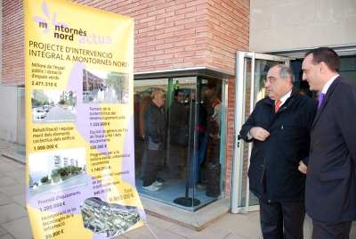 L'alcalde i el conseller a la porta de l'equipament