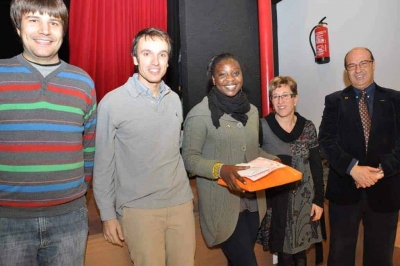 Al centre, Fatu Dembaga, guanyadora en la categoria de 6è i ESO