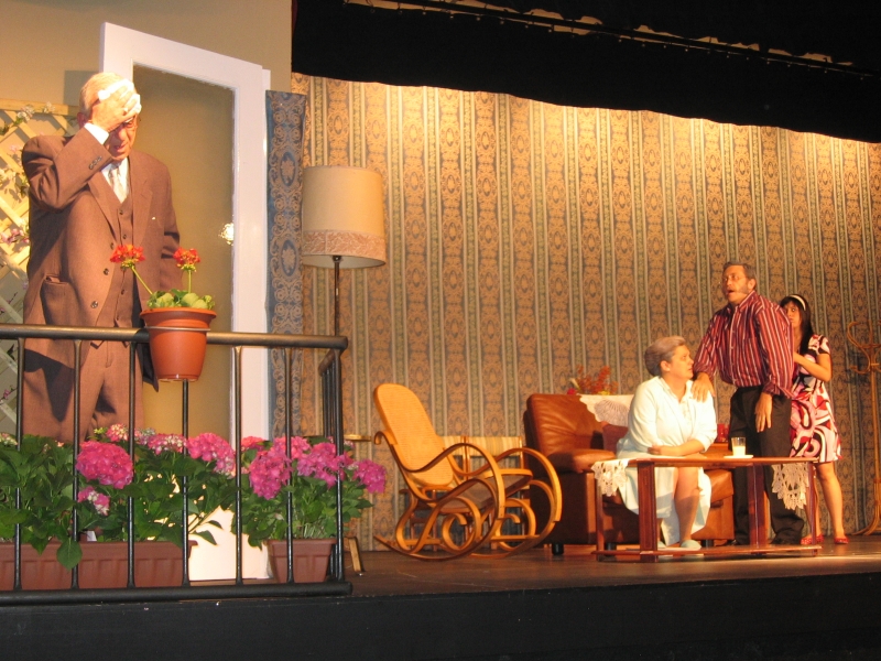 Moment de l'obra "Històries d'un gerani" del Grup d'Adults de l'Aula Municipal de Teatre