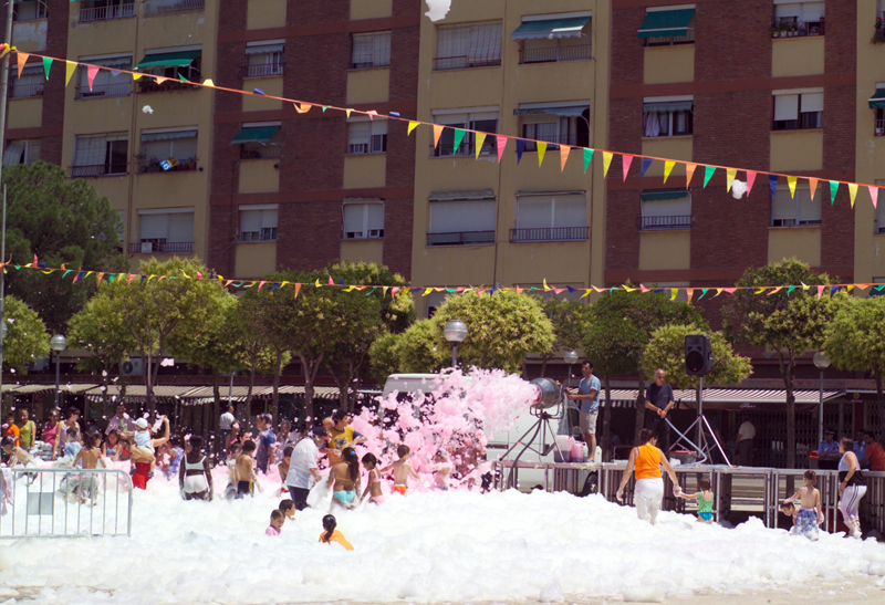 Festa de l'escuma a la plaça del Poble