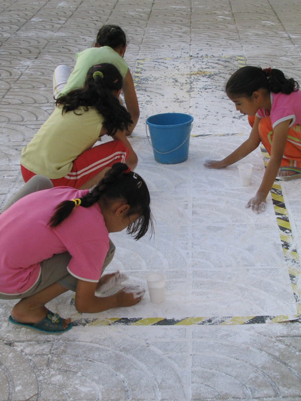 L'hora del sol ponent a la plaça del Poble